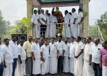 அண்ணல் அம்பேத்கரின் நினைவு தினத்தை முன்னிட்டு மேலபெரும்பள்ளம் கிராமத்தில் உள்ள அவரது திருவுருவ சிலைக்கு மலர் தூவி மரியாதை