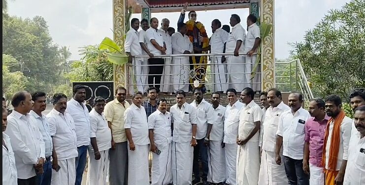 அண்ணல் அம்பேத்கரின் நினைவு தினத்தை முன்னிட்டு மேலபெரும்பள்ளம் கிராமத்தில் உள்ள அவரது திருவுருவ சிலைக்கு மலர் தூவி மரியாதை