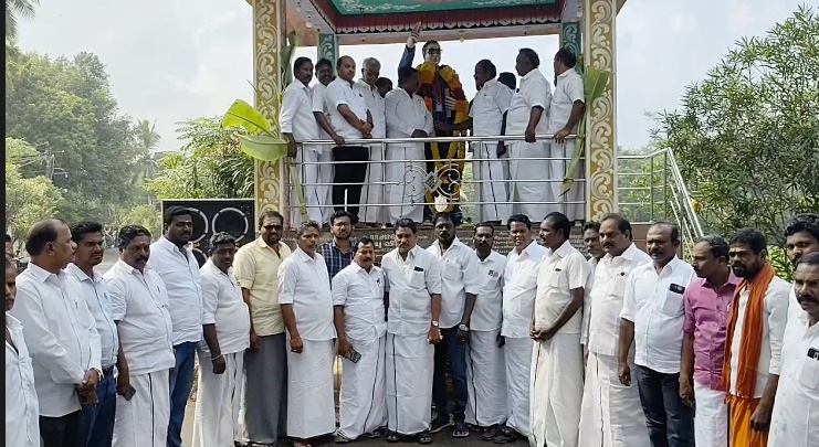 அண்ணல் அம்பேத்கரின் நினைவு தினத்தை முன்னிட்டு மேலபெரும்பள்ளம் கிராமத்தில் உள்ள அவரது திருவுருவ சிலைக்கு மலர் தூவி மரியாதை