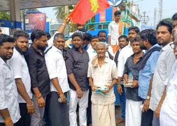 சீர்காழியில் அம்பேத்கர் நினைவு தினத்தை முன்னிட்டு பல்வேறு கட்சியினர் அம்பேத்கர் சிலைக்கு மாலை அணிவித்து மரியாதை