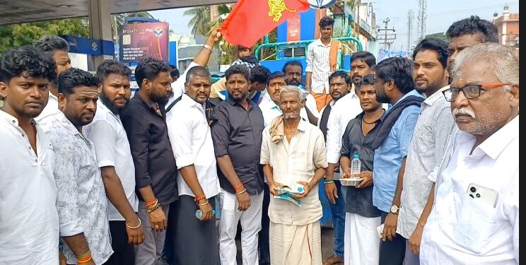 சீர்காழியில் அம்பேத்கர் நினைவு தினத்தை முன்னிட்டு பல்வேறு கட்சியினர் அம்பேத்கர் சிலைக்கு மாலை அணிவித்து மரியாதை