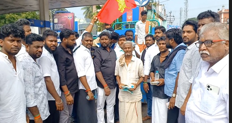 சீர்காழியில் அம்பேத்கர் நினைவு தினத்தை முன்னிட்டு பல்வேறு கட்சியினர் அம்பேத்கர் சிலைக்கு மாலை அணிவித்து மரியாதை