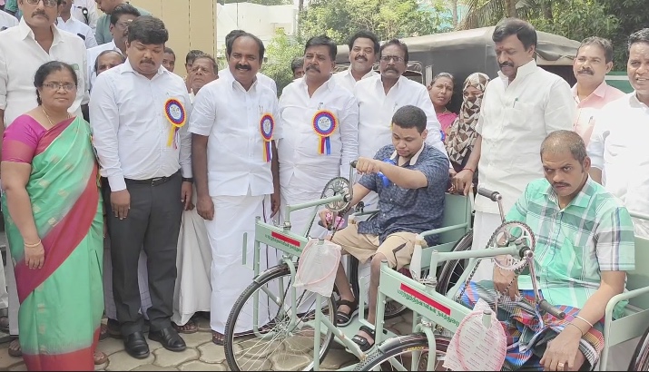 முதலமைச்சர் காணொளி காட்சி வாயிலாக துவக்கி வைத்த திட்டத்தில், நலத்திட்டஉதவி பெறுவதற்காக சரக்கு வாகனத்தில் வரப்பட்ட மாற்றுத்திறனாளிகள் பல மணி நேரம் வெயிலில் காக்க வைக்கப்பட்டதால் பரபரப்பு