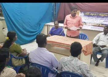 மன்னார்குடி இராஜகோபாலசுவாமி கோவிலில் பகல்பத்து 2-ம் நாள் உற்சவத்தில்  கிருஷ்ணா அலங்காரத்தில் பெருமாள்