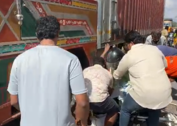 திருவள்ளூர் அருகே இருசக்கர வாகனத்தில் சென்ற கணவன், மனைவி – நிலைதடுமாறி கண்டெய்னர் லாரியின் அடியில் விழுந்ததால் பரபரப்பு