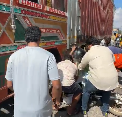 திருவள்ளூர் அருகே இருசக்கர வாகனத்தில் சென்ற கணவன், மனைவி – நிலைதடுமாறி கண்டெய்னர் லாரியின் அடியில் விழுந்ததால் பரபரப்பு