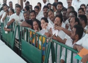 அதிமுக சார்பில் போட்டியிடுவோர் விருப்பமனு – குவிந்த கூட்டத்தால் பரபரப்பு