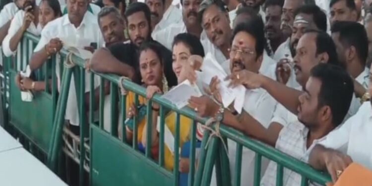 அதிமுக சார்பில் போட்டியிடுவோர் விருப்பமனு – குவிந்த கூட்டத்தால் பரபரப்பு