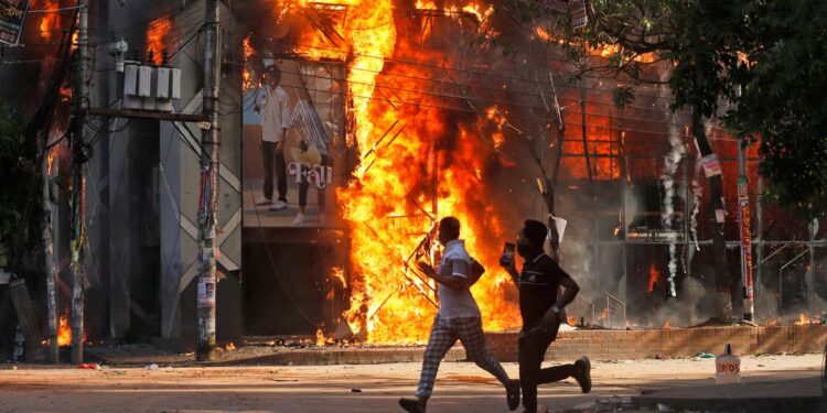 இந்தியாவுக்கு எதிரான செயல்களால் பற்றி எறியும் பக்கத்துக்கு தேசம்