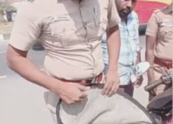 பைக்கில் 56 லட்சம் கடத்தியது எப்படி? – தொக்காக தூக்கிய போலீஸ்