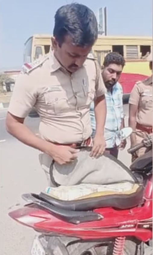 பைக்கில் 56 லட்சம் கடத்தியது எப்படி? – தொக்காக தூக்கிய போலீஸ்