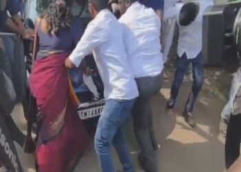 த வெ க-வில் உருவானது கோஷ்டி பூசல் – விஜய் காரை மறித்த பெண் நிர்வாகி