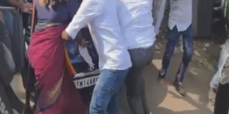 த வெ க-வில் உருவானது கோஷ்டி பூசல் – விஜய் காரை மறித்த பெண் நிர்வாகி