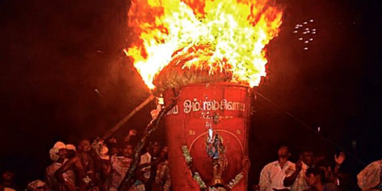 திருவண்ணாமலை அருணாச்சலேஸ்வரர் கோயிலில் மகா தீபம் ஏற்றப்பட்டது