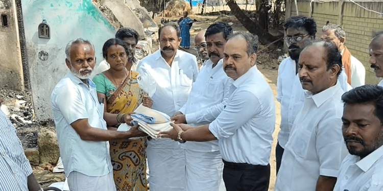 தரங்கம்பாடி அருகே வீட்டில் தீ விபத்து – திமுக,அதிமுக மற்றும் அரசு சார்பில் நிவாரண உதவி