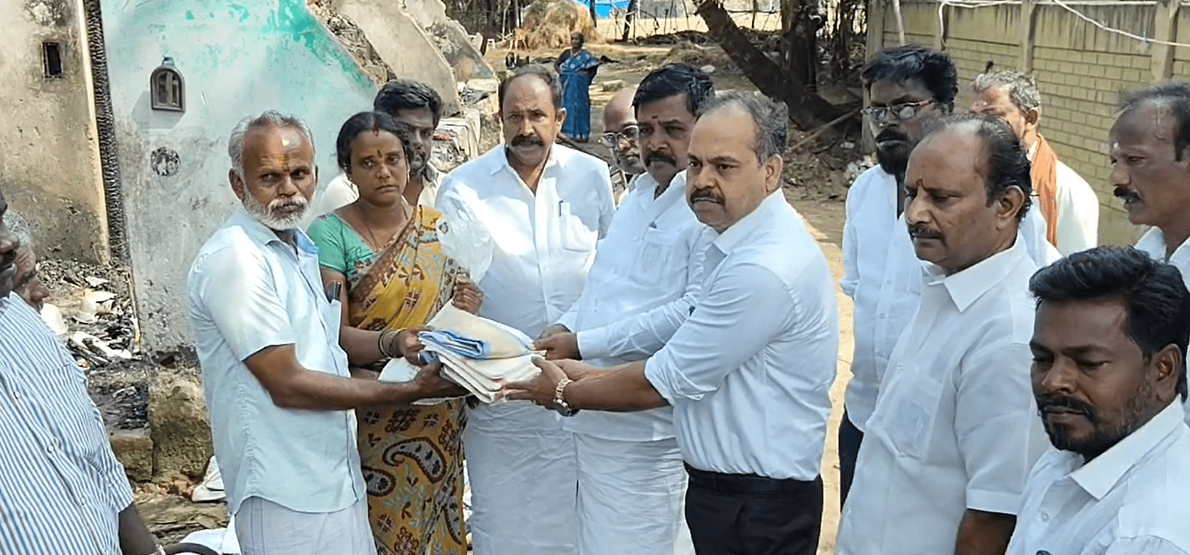 தரங்கம்பாடி அருகே வீட்டில் தீ விபத்து – திமுக,அதிமுக மற்றும் அரசு சார்பில் நிவாரண உதவி