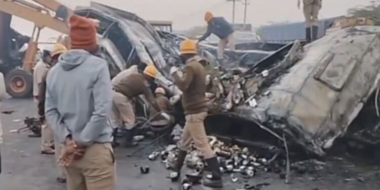 நொடியில் நிகழ்ந்த பேருந்து விபத்து, 11 பேர் உயிரிழப்பு – பிரதமர் இரங்கல்