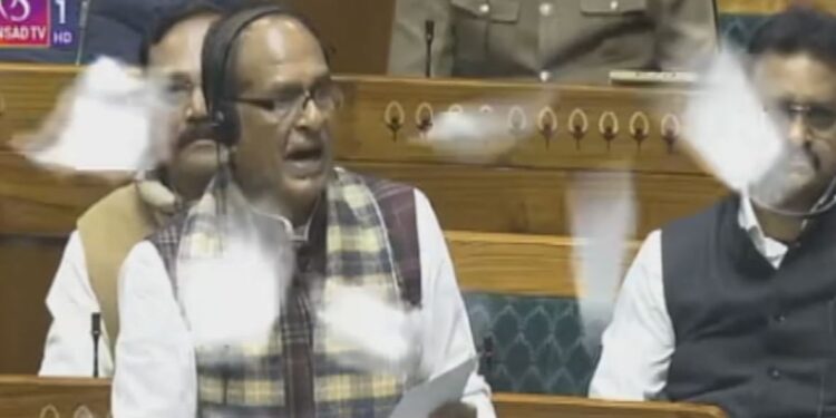 மசோதா நகலை கிழித்தெரிந்து ஆர்ப்பாட்டம் – மக்களவை ஒத்திவைப்பு