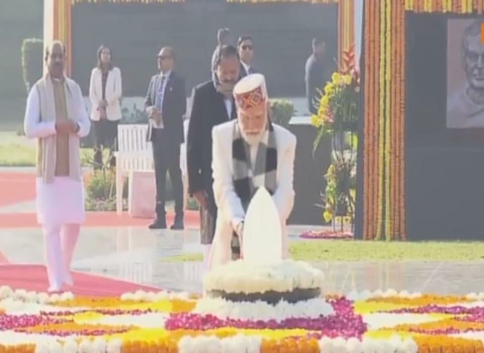 வாஜ்பாய்க்கு இன்று பிறந்தநாள் – நினைவிடத்தில் தலைவர்கள் மரியாதை