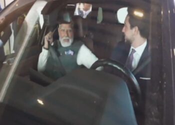 பிரதமர் மோடியை உட்கார வைத்து கார் ஓட்டிய ஜோர்டான் மன்னர்