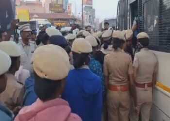 அனுமதி இல்லாத தொடர் போராட்டம் – தள்ளுமுள்ளு கைதுகளால் பரபரப்பு