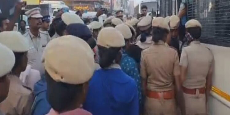 அனுமதி இல்லாத தொடர் போராட்டம் – தள்ளுமுள்ளு கைதுகளால் பரபரப்பு