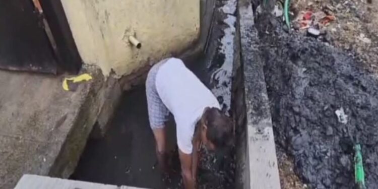 மெத்தனம் காட்டிய மாநகராட்சி – களத்தில் இறங்கிய பொதுமக்கள்