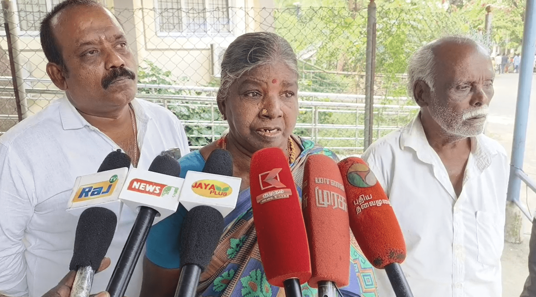 முதியவர் என்றும் பார்க்காமல் தாக்கும் உறவினர்கள் மீது நடவடிக்கை எடுக்க கோரிக்கை –  மாவட்ட ஆட்சியரிடம் 86 வயது முதியவர் மனு