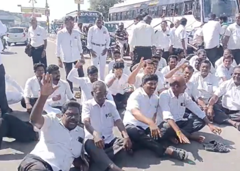 நீதிமன்ற வழக்கை ஆன்லைன் பதிவு செய்யும் நடைமுறையை ரத்து செய்ய வேண்டும் – விழுப்புரம் ஒருங்கிணைந்த நீதிமன்றம் எதிரே வழக்கறிஞர்கள் சாலை மறியல்