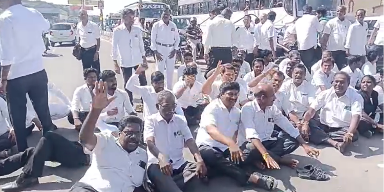 நீதிமன்ற வழக்கை ஆன்லைன் பதிவு செய்யும் நடைமுறையை ரத்து செய்ய வேண்டும் – விழுப்புரம் ஒருங்கிணைந்த நீதிமன்றம் எதிரே வழக்கறிஞர்கள் சாலை மறியல்