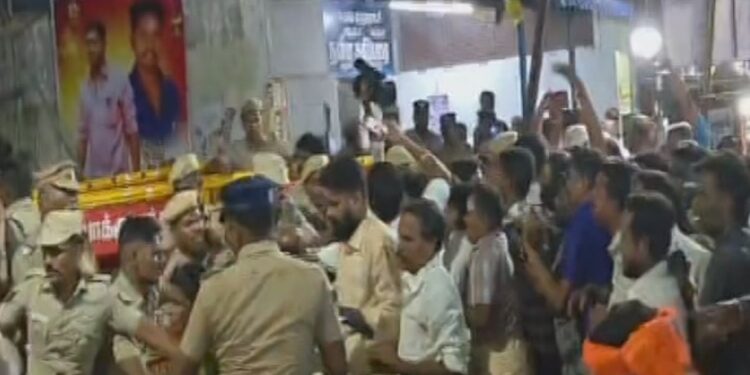 திருப்பரங்குன்றம் மலையில் தீபம் ஏற்ற இந்து அமைப்புகள் போராட்டம் – போலீஸ் மண்டை உடைப்பு