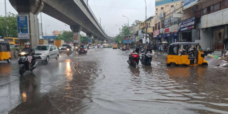 சென்னை தொடர் மழையால் ஆங்காங்கே தண்ணீர் தேங்கியது – போக்குவரத்து நெரிசல்