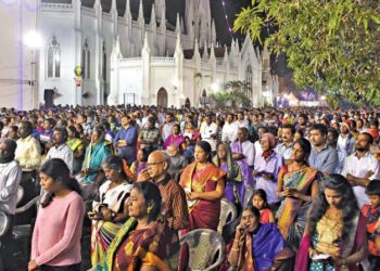 உலகமெங்கும் கிறிஸ்துமஸ் பண்டிகை உற்சாகக் கொண்டாட்டம் – பனிப்பொழிவுடன் வழிபாடு