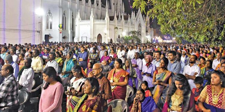 உலகமெங்கும் கிறிஸ்துமஸ் பண்டிகை உற்சாகக் கொண்டாட்டம் – பனிப்பொழிவுடன் வழிபாடு