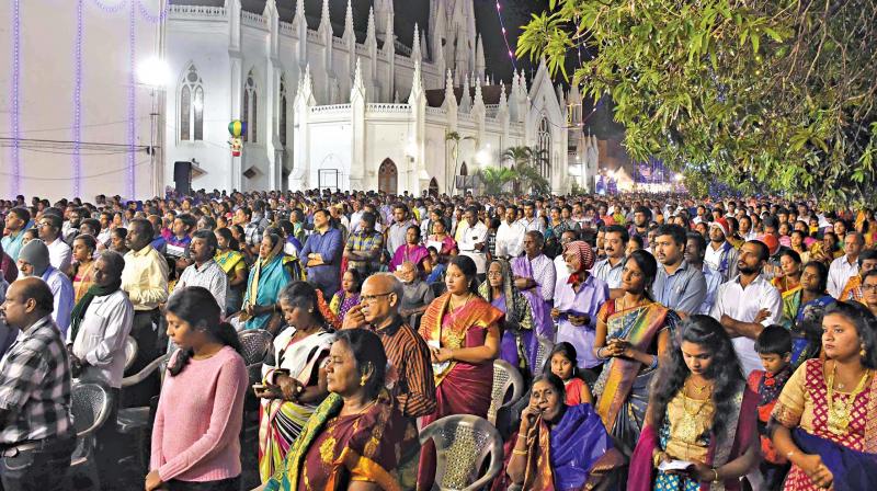 உலகமெங்கும் கிறிஸ்துமஸ் பண்டிகை உற்சாகக் கொண்டாட்டம் – பனிப்பொழிவுடன் வழிபாடு