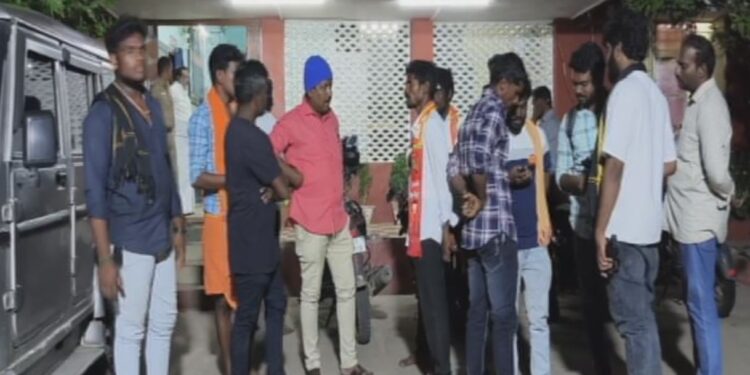 காரிலிருந்து இறங்கி தி.மு.க. பிரமுகரை தாக்கிய நாம்தமிழர் சீமான்