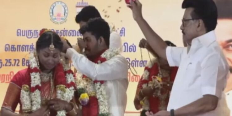 பொண்டாட்டி சொன்னா கேட்டுக்கணும்..சிரிப்பலையை ஏற்படுத்திய முதல்வர் பேச்சு