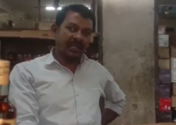 பாட்டிலுக்கு பத்து ரூபாய்…….முறைகேடாக பெற்ற பணத்தை திரும்ப கேட்டு வாக்குவாதம்…..