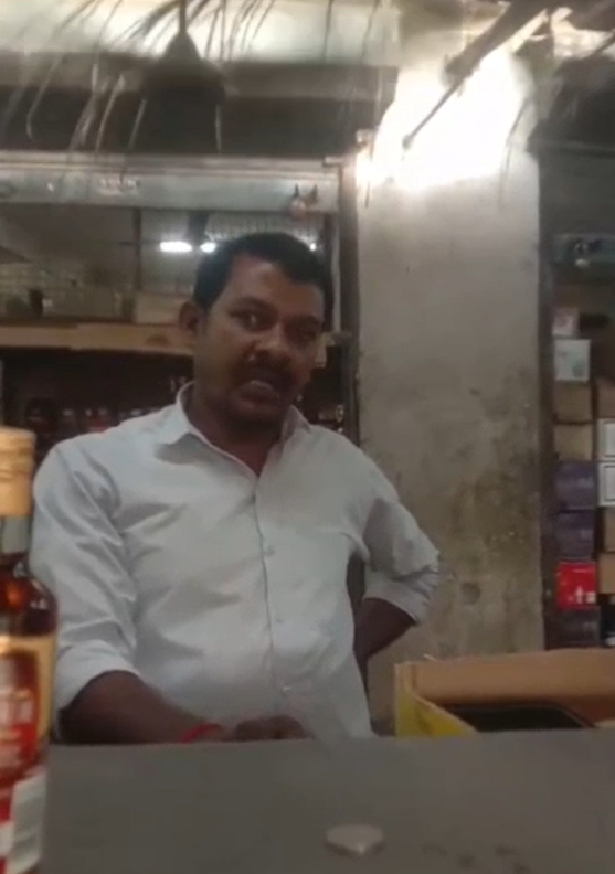 பாட்டிலுக்கு பத்து ரூபாய்…….முறைகேடாக பெற்ற பணத்தை திரும்ப கேட்டு வாக்குவாதம்…..