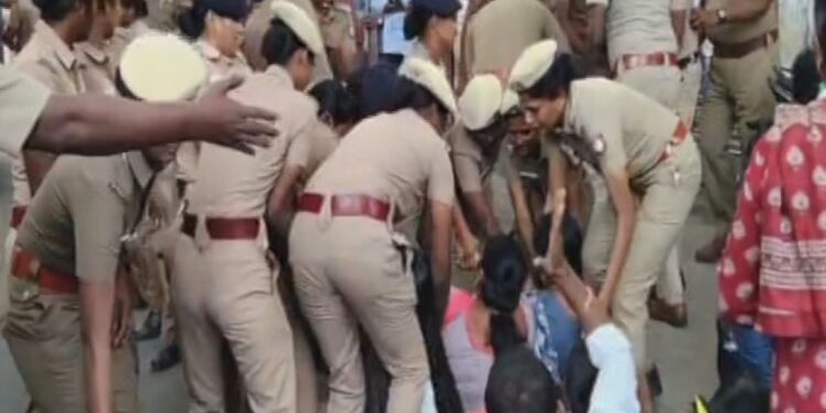 தொடரும் போராட்டம் – ஆசிரியர்களை புரட்டியெடுத்த போலீஸ்