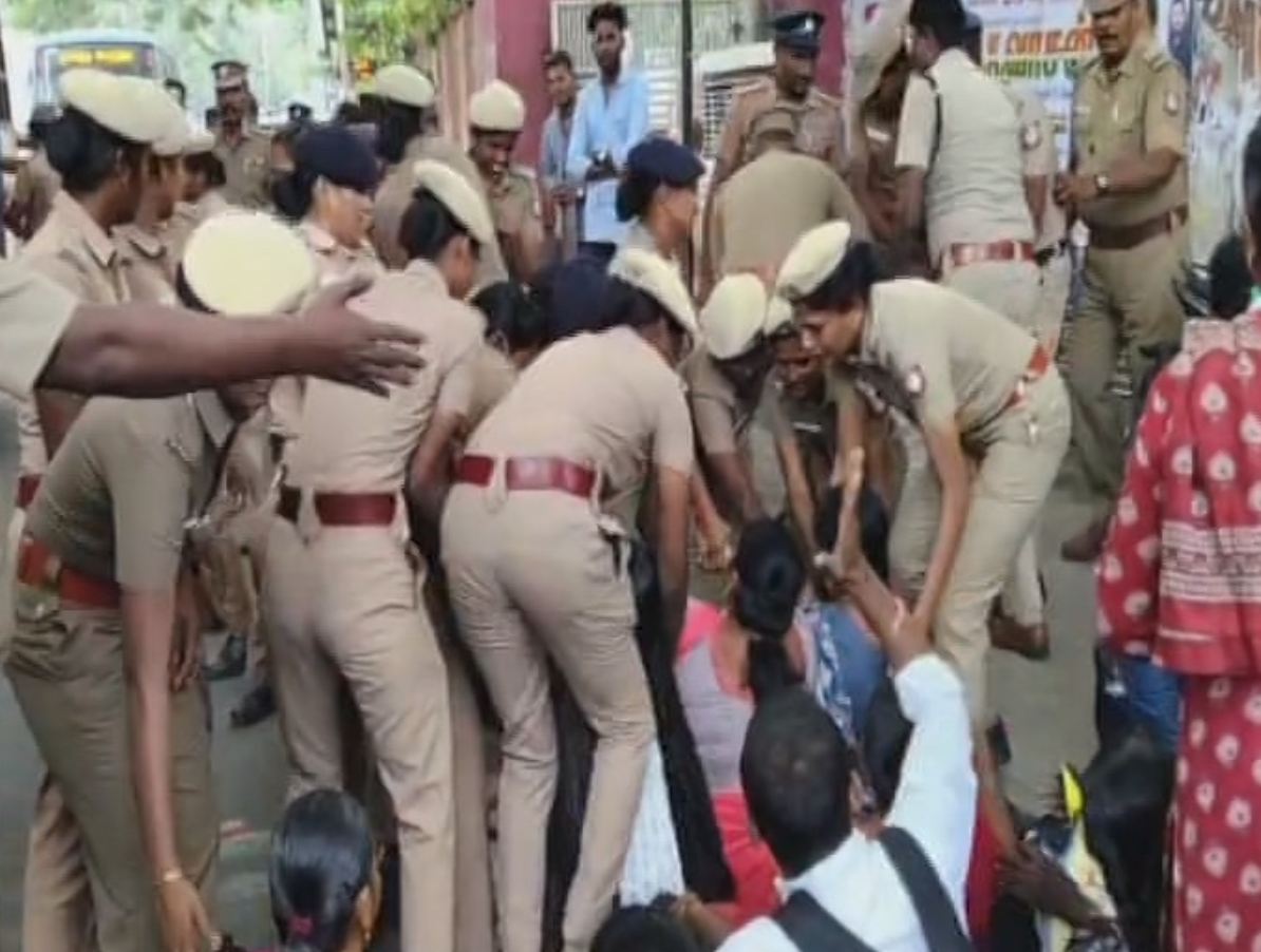 தொடரும் போராட்டம் – ஆசிரியர்களை புரட்டியெடுத்த போலீஸ்