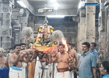 திருஇந்தளூர் புகழ்பெற்ற பரிமள ரங்கநாதர் ஆலயத்தில், வைகுண்ட ஏகாதேசி திருவிழா –  பகல் பத்து 5ஆம் நாள் படியேற்ற சேவை நிகழ்ச்சியில் தமிழ் பாசுரங்கள் பாடி தீபாராதனை