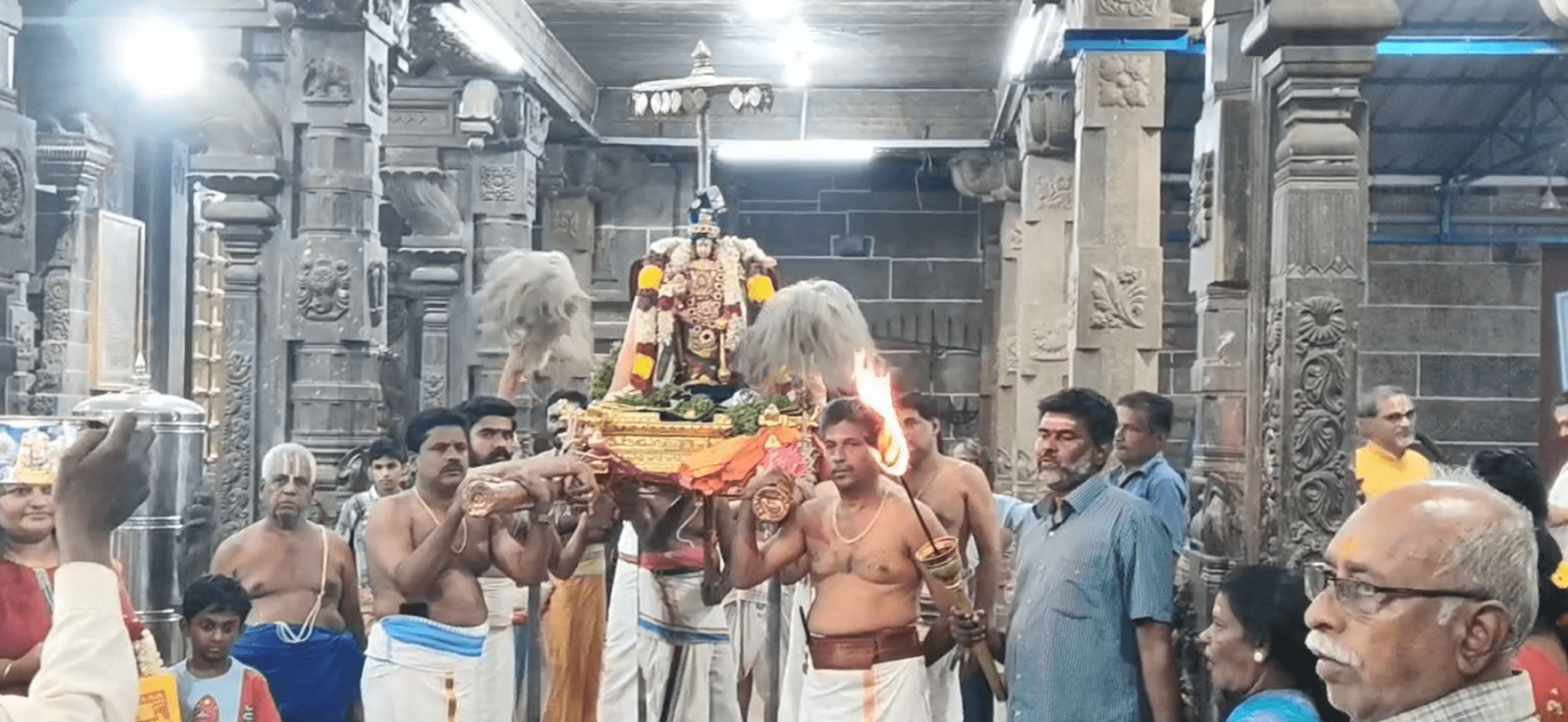 திருஇந்தளூர் புகழ்பெற்ற பரிமள ரங்கநாதர் ஆலயத்தில், வைகுண்ட ஏகாதேசி திருவிழா –  பகல் பத்து 5ஆம் நாள் படியேற்ற சேவை நிகழ்ச்சியில் தமிழ் பாசுரங்கள் பாடி தீபாராதனை