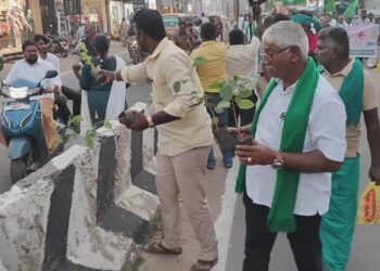 மரக்கன்றுகளை வளர்க்க வலியுறுத்தல் – 1000 மரக்கன்றுகளை பொதுமக்களுக்கு வழங்கிய விவசாயிகள்