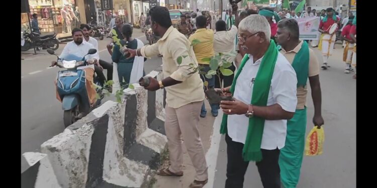 மரக்கன்றுகளை வளர்க்க வலியுறுத்தல் – 1000 மரக்கன்றுகளை பொதுமக்களுக்கு வழங்கிய விவசாயிகள்