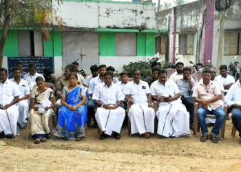 வேலை செய்த பட்டியல் அளிக்காத அரசு அதிகாரிகள் –  உண்ணாவிரதப் போராட்டம்