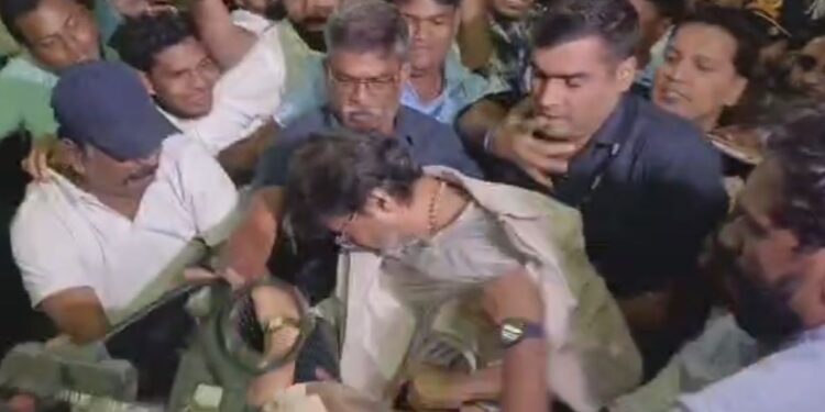 தவெக தலைவர் விஜய் கீழே விழுந்ததால் பரபரப்பு