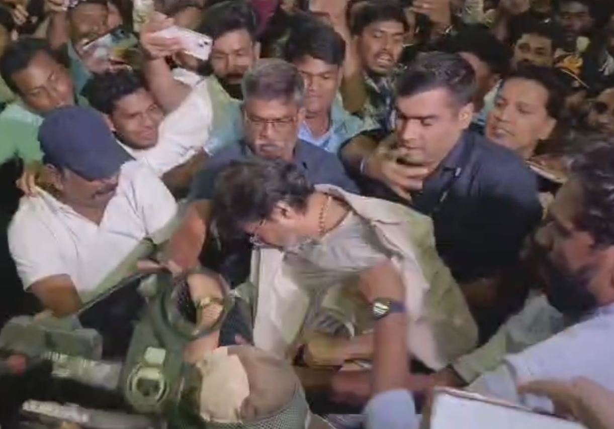 தவெக தலைவர் விஜய் கீழே விழுந்ததால் பரபரப்பு