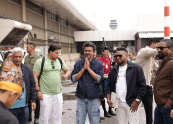 மலேசியாவில் விஜயை சூழ்ந்த ரசிகர்கள் – 5 கி.மீ போக்குவரத்து நெரிசல்