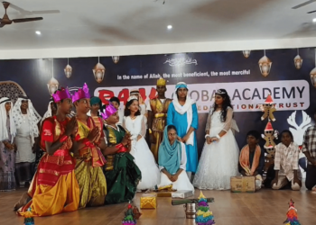 கிறிஸ்மஸ் பண்டிகையையொட்டி, இயேசு கிறிஸ்துவின் பிறப்பு மற்றும் வாழ்க்கை வரலாறு நாடகம் – கிறிஸ்துமஸ் தாத்தா வேடமணிந்த இருவர், மாணவ-மாணவிகளுக்கு இனிப்புகள் வழங்கி வாழ்த்து